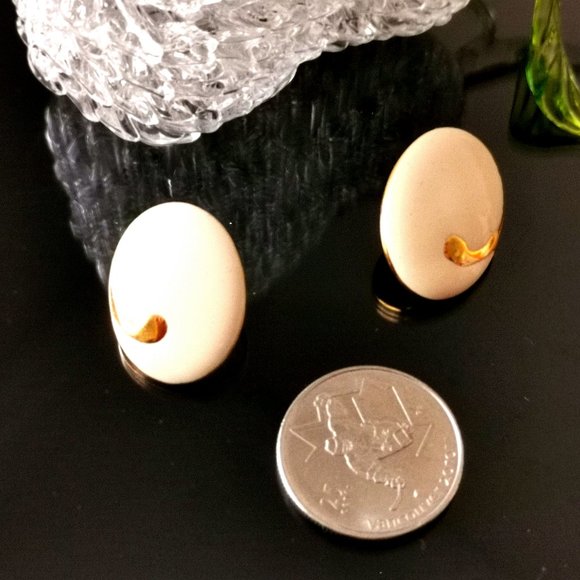 3 for $25 - Vintage CORO oval cream/gold enamel pierced earring - Picture 3 of 3